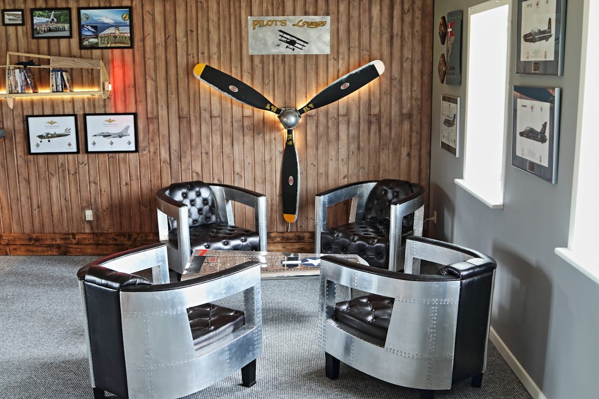 Flyvende bar med funksjonell skillevegg til stuen Flyvende bar med funksjonell skillevegg til stuen